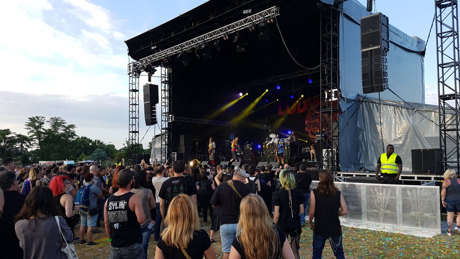 Couverture sonore optimale sous le soleil de Colombier-Saugnieu. Nos systèmes de diffusion L-Acoustics garantissent une pression acoustique homogène sur toute la zone public, offrant une expérience immersive dès les premiers concerts de la journée.