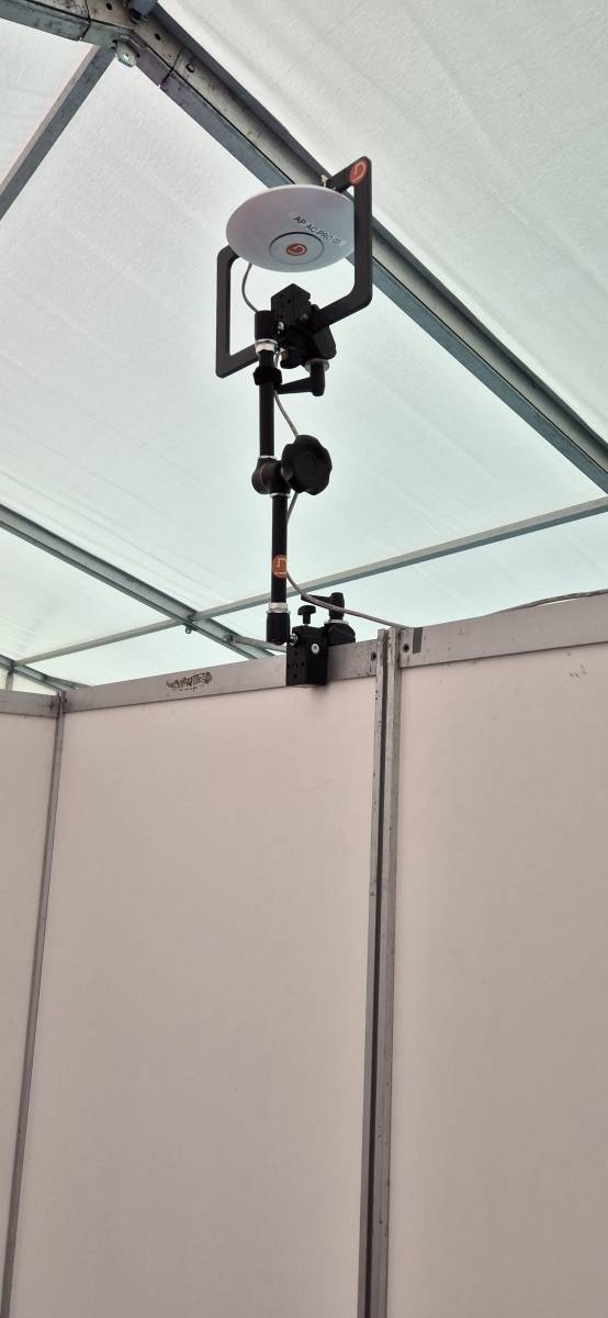 Déploiement de bornes Wi-Fi Haute Densité pour un salon professionnel. Une couverture millimétrée pour supporter des milliers de connexions simultanées sans perte de débit.