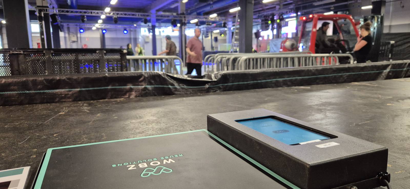 La technologie au service du service : ce plateau de lecture identifie instantanément le verre WOBZ par RFID lors de la commande. Grâce au réseau ultra-rapide déployé par Dromi’s, le verre est immédiatement rattaché à la transaction, garantissant au clien