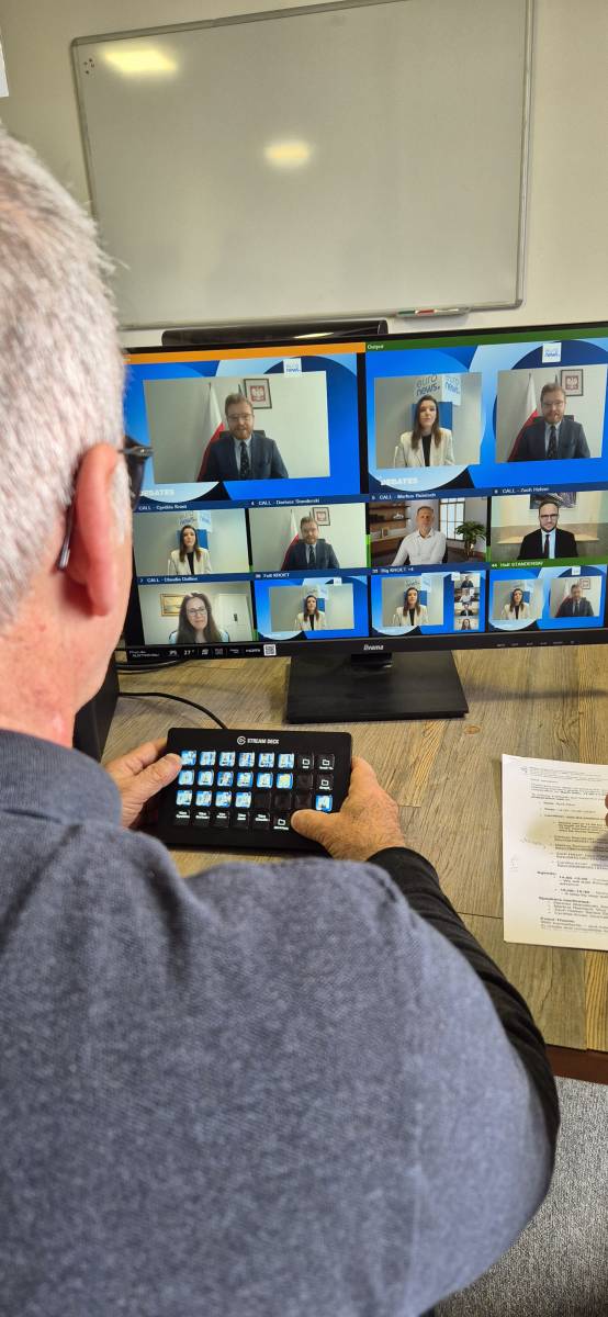 Réalisation en direct d'une émission de télévision avec des intervenants à distance.
