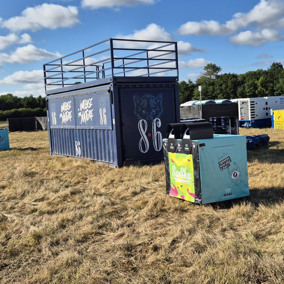 L'innovation au service de l'écologie au festival Sunska : déploiement d'une borne de récupération de verres connectés WOBZ. Pour garantir le succès de la consigne automatisée en plein champ, Dromi’s assure une connectivité réseau infaillible par satellit