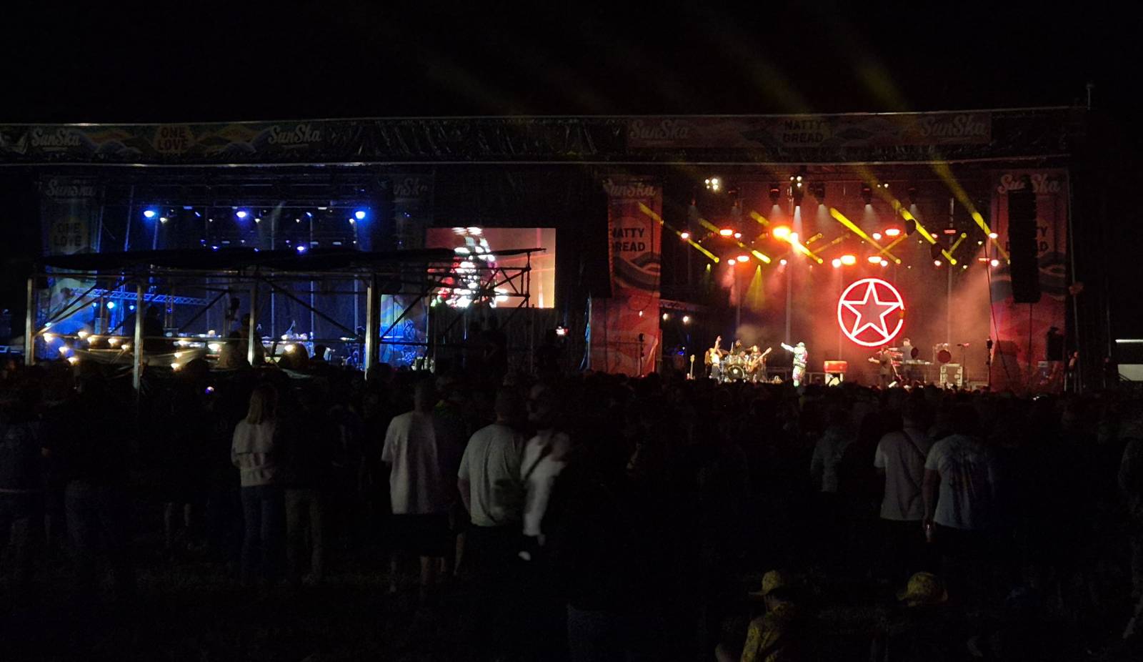 mbiance électrique au Sunska Festival pendant le show de MC Solaar. Derrière la magie du spectacle, les infrastructures Dromi’s assurent une connectivité invisible et robuste. Grâce à notre réseau Wi-Fi 6 et nos ponts point à multipoint, la production res