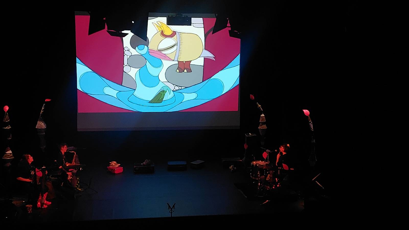 La vidéo au service de la narration. Nos techniciens règlent les projections pour qu'elles s'intègrent parfaitement à la scénographie de la pièce.