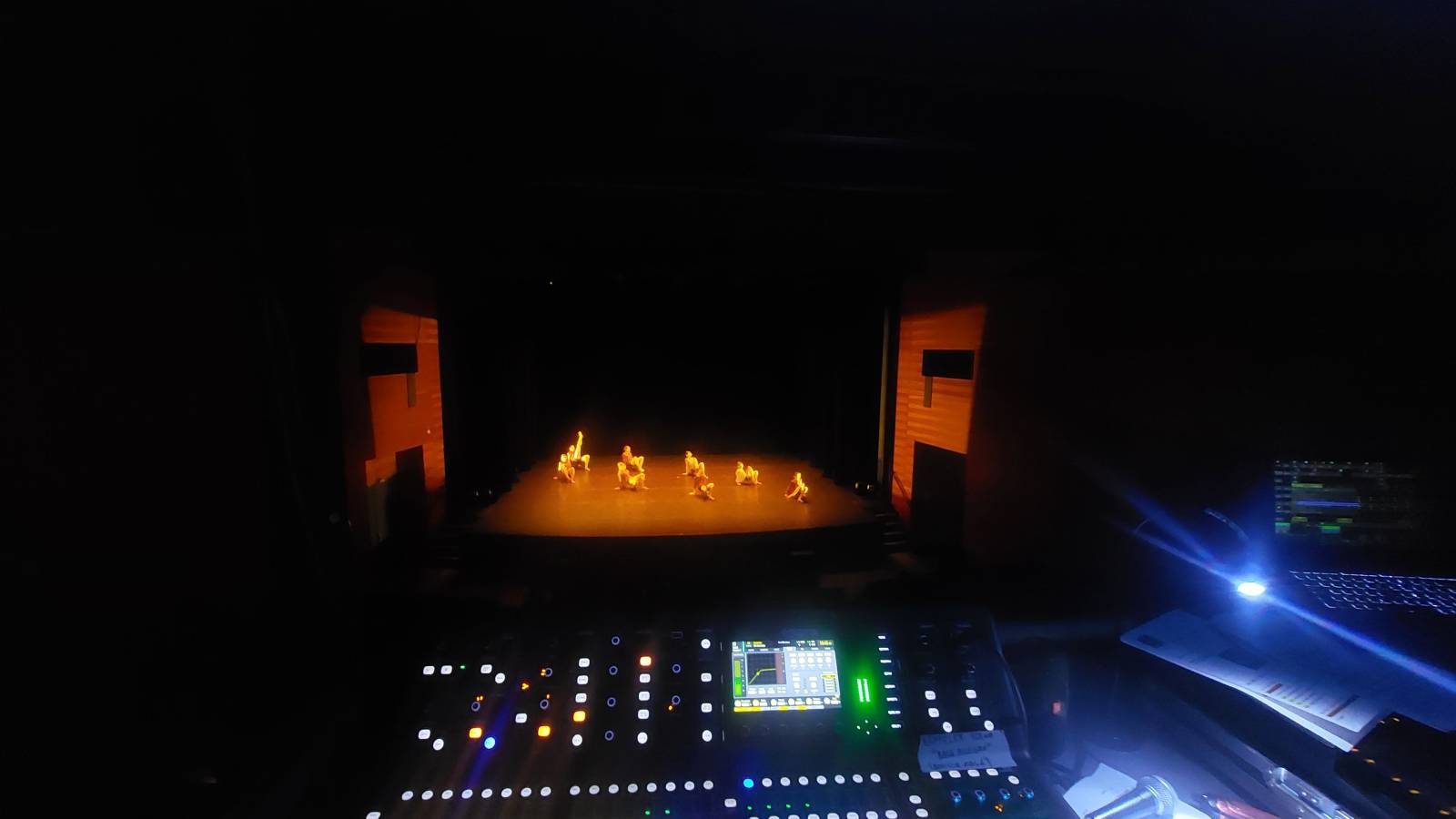 Au cœur de l'action à l’Allegro : vue depuis la régie Dromi’s lors du festival Temps Danses. Un contrôle total sur l'éclairage et le son pour coordonner les passages des 12 compagnies et magnifier les performances des 200 danseurs de l'ULM.