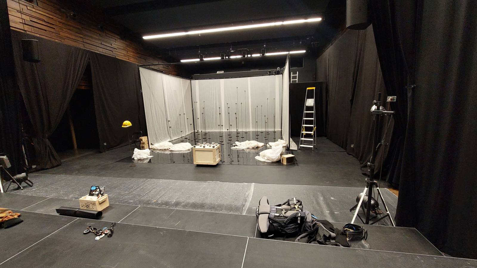 Installation de gradins sur le plateau de la MAC de Colombier-Saugnieu par Dromi’s. Une configuration inversée unique pour le spectacle « Block », plaçant le public au cœur de la scène.