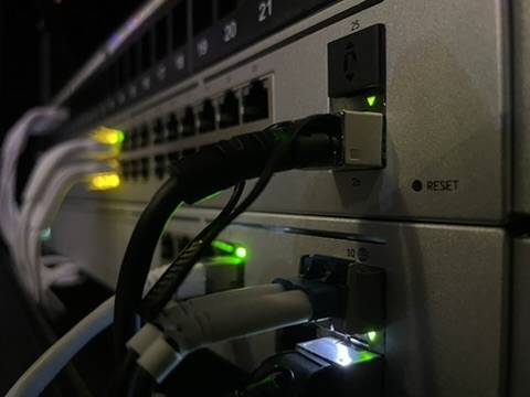 Le cœur de notre système de sécurisation : un routeur d'agrégation capable de fusionner jusqu'à 8 connexions différentes pour un flux internet indestructible.