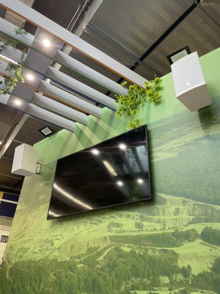 un écran 55'' pour un affichage de grande taille sur un stand