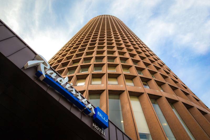 Le Radisson Blu Lyon, un hôtel 4 étoiles au sommet de la Tour Part-Dieu, offrant des services de qualité pour vos événements professionnels, avec l'expertise de Dromi’s en sonorisation, éclairage et vidéo.