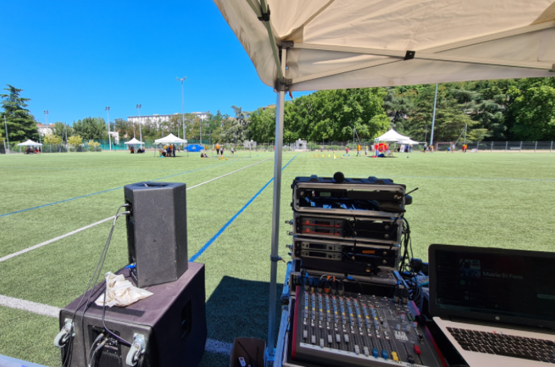 Technologie HF longue portée : nos antennes déportées garantissent une liaison micro sans fil sans coupure sur l'ensemble du complexe sportif.