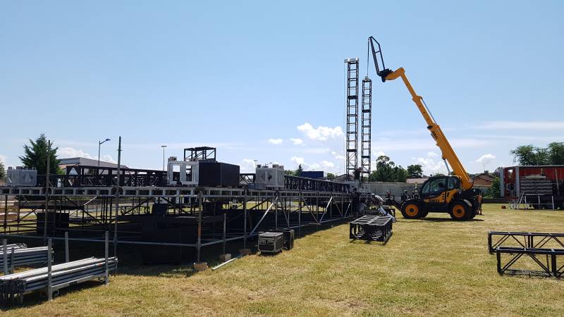 La logistique au cœur de l'événement : levage des towers et montage de la structure scénique pour le Plane’R Fest. Chez Dromi’s, nous maîtrisons chaque étape du déploiement technique, de la sécurité des structures à l'installation des systèmes Line Array.