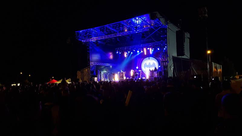 Quand la nuit tombe, la magie opère. Alliage parfait entre puissance sonore et mise en lumière dynamique. Dromi’s assure une régie complète pour sublimer les têtes d'affiche du festival et marquer l'esprit des festivaliers.