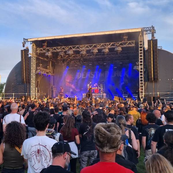 Une sonorisation de concert pour un festival