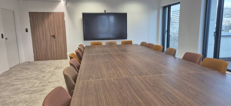 La collaboration réinventée dans les cabinets d'avocats. Sur cet écran Yealink MeetingBoard Pro 2, l'intelligence artificielle assure un cadrage parfait tandis que la fonction tableau blanc interactif stimule la créativité. Une solution 