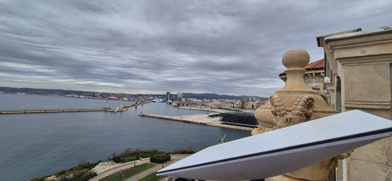 Le Très Haut Débit débarque sur le Vieux-Port de Marseille. Déploiement d'une solution Internet par satellite Starlink pour assurer une connexion temporaire robuste et rapide lors d'un événement sur les quais phocéens, là où les réseaux 4G sont souvent sa