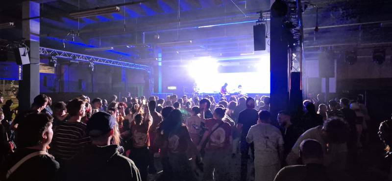 Une densité extrême sous contrôle. Derrière l'énergie de la foule au Reperkusound, nos infrastructures travaillent dans l'ombre pour absorber les milliers de requêtes réseau et maintenir les services critiques du festival opérationnels.