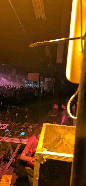 Prendre de la hauteur pour plus de stabilité. Ce pont Wi-Fi point à multipoint survole le site pour acheminer le flux internet de la régie centrale vers les zones éloignées, sans aucun câble au sol, assurant une sécurité totale pour le public.