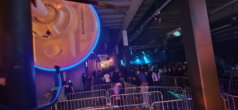 La technologie au sommet de la fête : nos ponts Wi-Fi longue portée survolent la foule pour connecter les différents points névralgiques du festival sans encombrer le sol. Une infrastructure aérienne robuste qui garantit un flux de données constant pour l