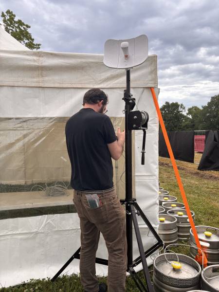 Déploiement technique à l'Aqueduc Festival : nos experts installent un pont Wi-Fi haute performance pour acheminer le Très Haut Débit sur l'ensemble du site. Une solution sans fil robuste qui permet de franchir les obstacles logistiques, comme la route dé
