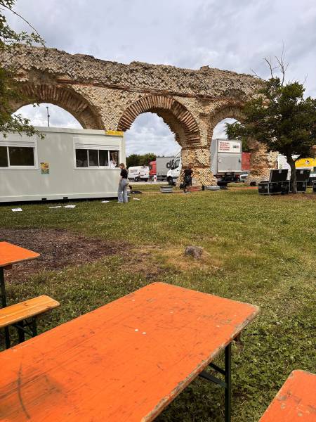 Quand l'ingénierie moderne rencontre l'histoire romaine : ce point de change Cashless, connecté en temps réel par nos soins, assure la fluidité des transactions au pied des arches bimillénaires de l'Aqueduc du Gier. Une infrastructure invisible pour une e