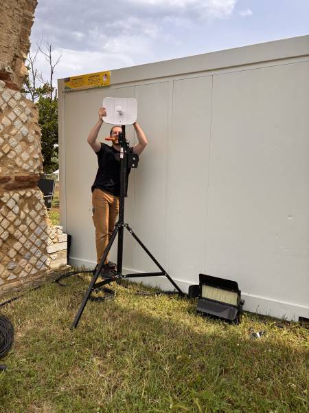 La précision au service de la stabilité : alignement millimétré d'une antenne point à point pour garantir une liaison internet sans perte de débit. Ce lien aérien entre l'Office de Tourisme et le festival est le cœur du réseau permettant la gestion de la 