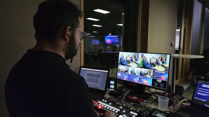 Régie vidéo mobile Dromi's aux JECO. Réalisation en direct sur mélangeur Blackmagic pour une diffusion streaming dynamique et professionnelle.