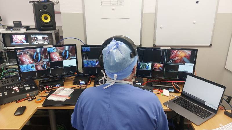 Au cœur de l'action ! ????️ Notre régie vidéo dédiée à la captation chirurgicale en bloc opératoire. Dromi’s gère en temps réel les flux multiples (caméras ambiance, endoscopie) pour une retransmission fidèle et sécurisée des 