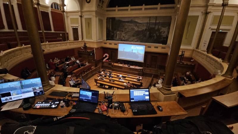 La chirurgie en direct, au service de la formation. ???? Les congressistes de l'Université de Lyon suivent la retransmission HD d'opérations complexes grâce à l'expertise de Dromi’s. Une pédagogie immersive pour les futurs professionnels de santé.