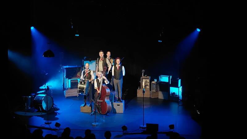 L’énergie débordante des Fouteurs de Joie à la MAC de Colombier-Saugnieu ! ????✨ Un défi de sonorisation relevé par Dromi’s pour garantir une clarté vocale parfaite malgré les mouvements et la richesse instrumentale de la troupe. Le spectacle vivant dans 