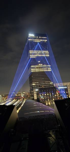 Précision millimétrée avant le show ! ????️ Réglage de la mire par nos équipes pour le mapping laser sur la Tour To-Lyon. Une phase cruciale pour garantir une projection parfaite, signe de l'expertise Dromi's en installation laser événementielle.