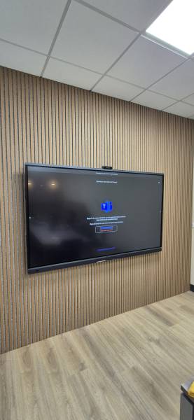 Modernité et performance pour vos réunions. Le Yealink MeetingBoard Pro 2 de 85 pouces, intégré par Dromi’s, transforme cette salle de réunion à Chassieu en un centre de collaboration fluide. Design épuré, technologie de pointe.