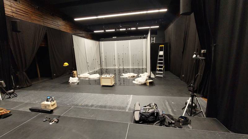 Installation de gradins sur le plateau de la MAC de Colombier-Saugnieu par Dromi’s. Une configuration inversée unique pour le spectacle « Block », plaçant le public au cœur de la scène.