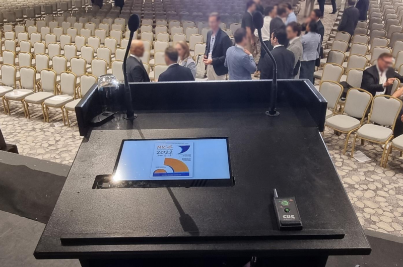 Pupitre en bois - double écran, Lyon (69).