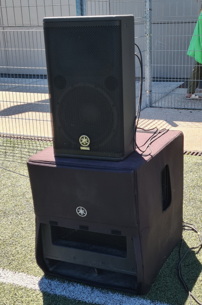 Couverture sonore totale pour les Olympiades de Saint-Fons. Installation de 10 enceintes Yamaha DSR112 réparties sur le stade pour une diffusion homogène.