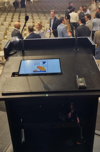 Pupitre en bois - double écran, Lyon (69).