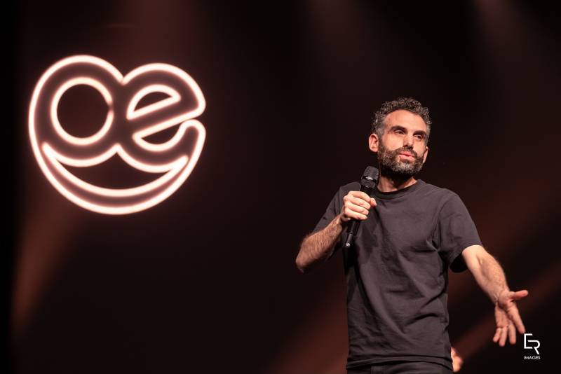 L'élégance et le verbe de Stan mis en lumière par Dromi’s. Pour ce spectacle exigeant une grande clarté, notre régie assure une captation sonore cristalline et une ambiance lumineuse qui souligne chaque intention de l'artiste.