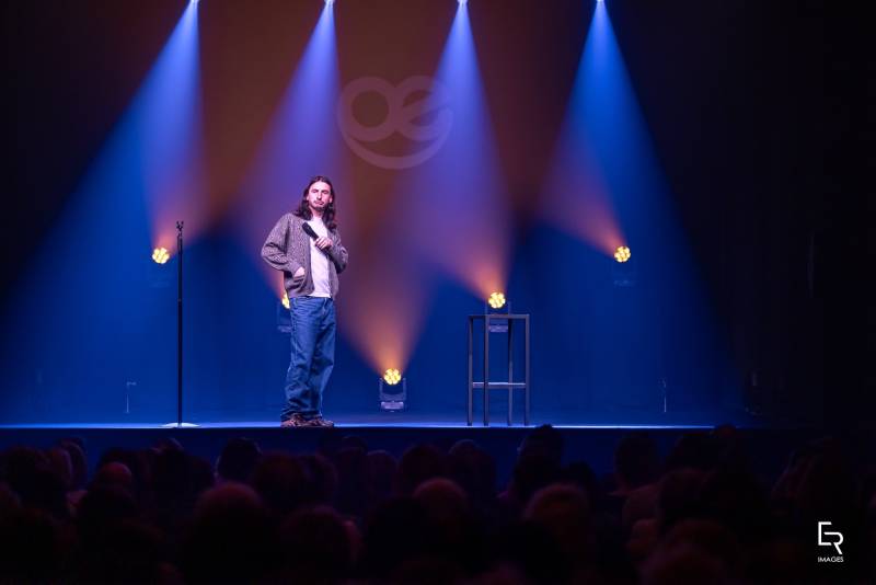 Félix Junier en plein show sur le plateau découvertes d'Oz’Oeno. Un moment de complicité avec le public de Givry retransmis avec fidélité par nos micros Sennheiser.