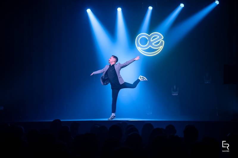 offrey Jordan, maître de cérémonie du festival, sous les projecteurs de Dromi’s. Une clarté sonore et visuelle indispensable pour l'animation des célèbres soirées « Apéritives » de Givry.