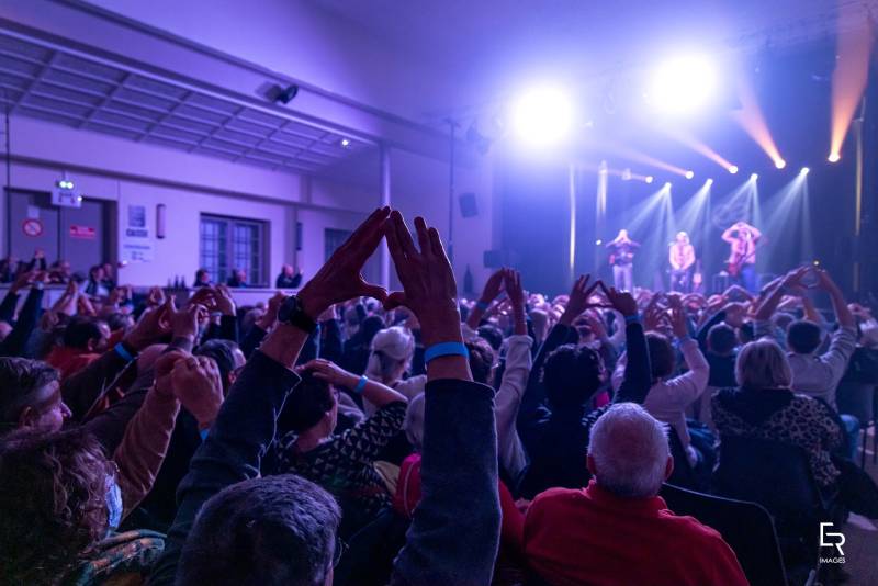 Une immersion totale au cœur d'Oz’Oeno avec Les Frères Jacquard. Grâce au système de diffusion L-Acoustics (A15 & KS21) et aux rappels en X12, chaque spectateur profite d'une puissance sonore parfaitement équilibrée, même au cœur de l'effervescence du pub