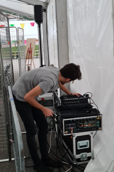 Installation d’un système de diffusion sonore à Saint-Laurent-de-Mûre à l’occasion du forum des associations annuel du SIM.