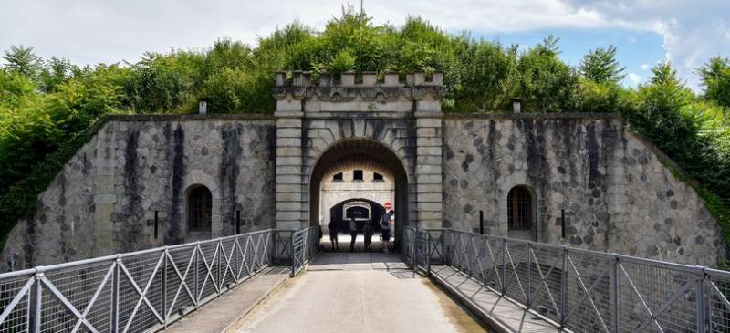 Le Fort de Feyzin, un lieu historique de Lyon, idéal pour des événements exceptionnels, avec les prestations techniques Dromi’s en sonorisation, éclairage et vidéo.