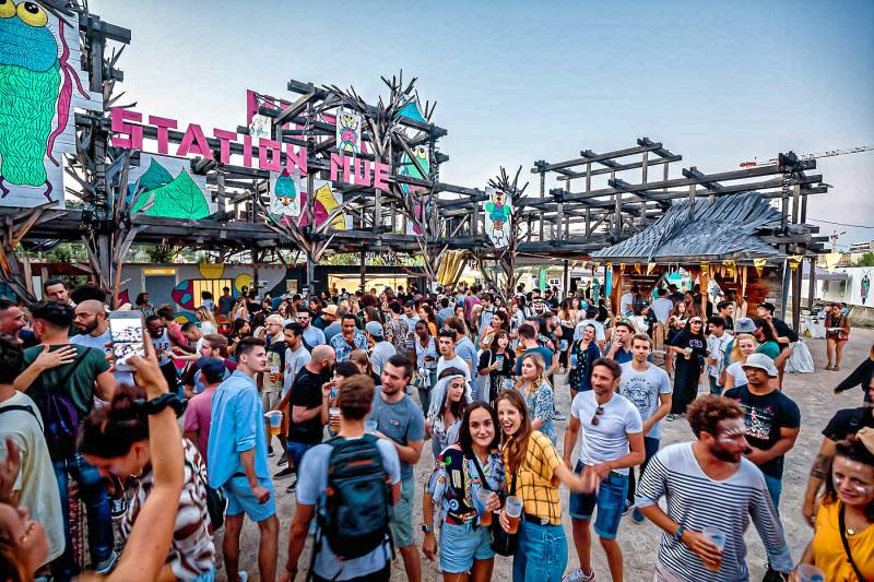 De nombresuses personnes présentes à la Station Mue